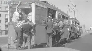 Jazda "na winogrona". Na zdjęciu tramwaj linii 25 na Alei 3 Maja w Warszawie (1957-1965)