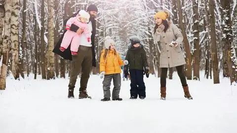 rodzina dzieci rodzice tata mama las snieg zima shutterstock_1895864629