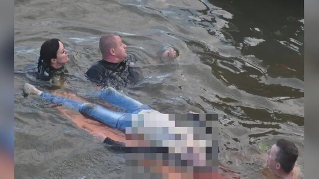 Policjanci pomogli topiącej się kobiecie