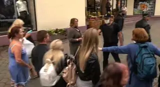 Protestujący szukali schronienia przed brutalnymi zatrzymaniami w kawiarni 