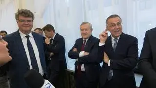 Przedstawiciele PiS-u twierdzą, że nie słyszą pytania dziennikarki