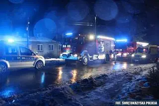 Policjanci wyprowadzili mężczyznę z płonącego budynku w Skarżysku-Kamiennej