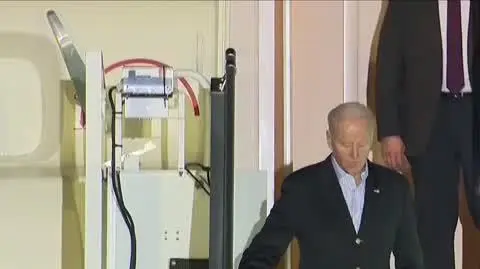 biden wysiadl z samolotu 