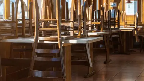 zamknieta restauracja shutterstock_1882584160