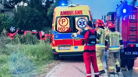 Auto, którym kierowała 18-latka zjechało na pobocze i dachowało. Nie żyje 19-letni pasażer