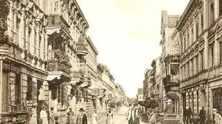 Ulica Mała Kościelna (Plac Zwycięstwa) z widokiem na Nowy Rynek, około 1900 r