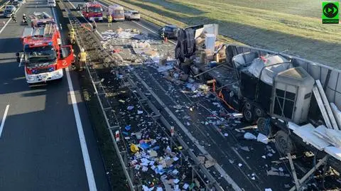 Tir uderzył w wiadukt, ładunek wysypał się na autostradę