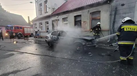 Samochód stanął w płomieniach, ogień przeniósł się na elewację budynku mieszkalnego
