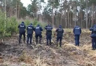 Kilkanaście dni szukali matki i córki. Sąsiad udusił je i zakopał w lesie