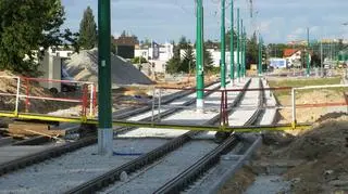 Przez tory tramwajowe przejdziemy tymczasowymi kładkami