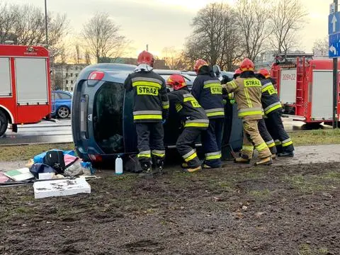 Auto dachowało na rondzie Unii Europejskiej