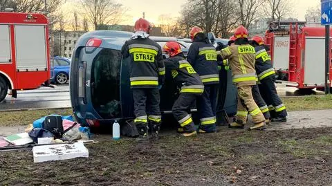 Dachowanie przy rondzie. "Kierowca wpadł w poślizg"