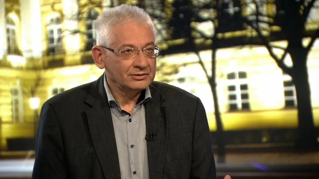 Były marszałek Sejmu o spadku poparcia dla PiS-u: to jest zjazd związany z otwarciem zbyt wielu frontów