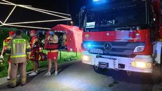 Strażacy rozstawili namiot pneumatyczny, w którym zorganizowany został punkt medyczny 