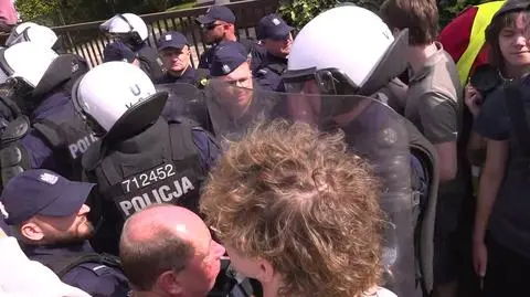 "Wstyd!", "hańba!". Tłum próbuje zablokować eksmisję