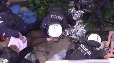 Trwa eksmisja na osiedlu Maltańskim. Coraz więcej policji, wyciągają aktywistów