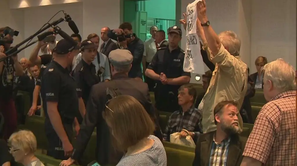 Szamotanina interwencja policji przerwa. Badają sprawę ułaskawienia Kamińskiego