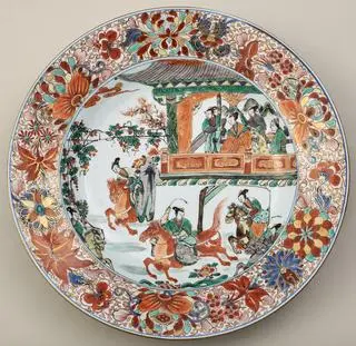 Każdy porcelanowy, ręcznie malowany talerz przedstawia inną scenę.  