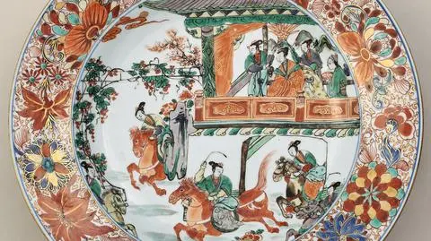 Każdy porcelanowy, ręcznie malowany talerz przedstawia inną scenę.  