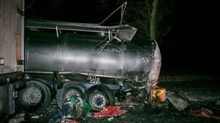 Na tył jadącej wolno cysterny najechała ciężarowa scania