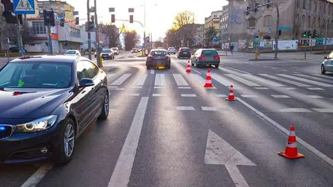 Potrącenie 8-letniej dziewczynki. Policja: ze wstępnych ustaleń wynika, że przebiegała na czerwonym świetle