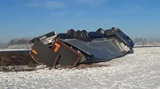 Ciężarówka wypadła z drogi i przewróciła się do rowu