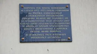 Obecnie w budynku mieści się przedszkole, o wydarzeniach sprzed 47 lat przypomina tablica