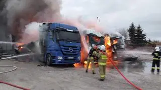 Płonęły ciężarówki. Wstępną przyczyną zwarcie instalacji elektrycznej