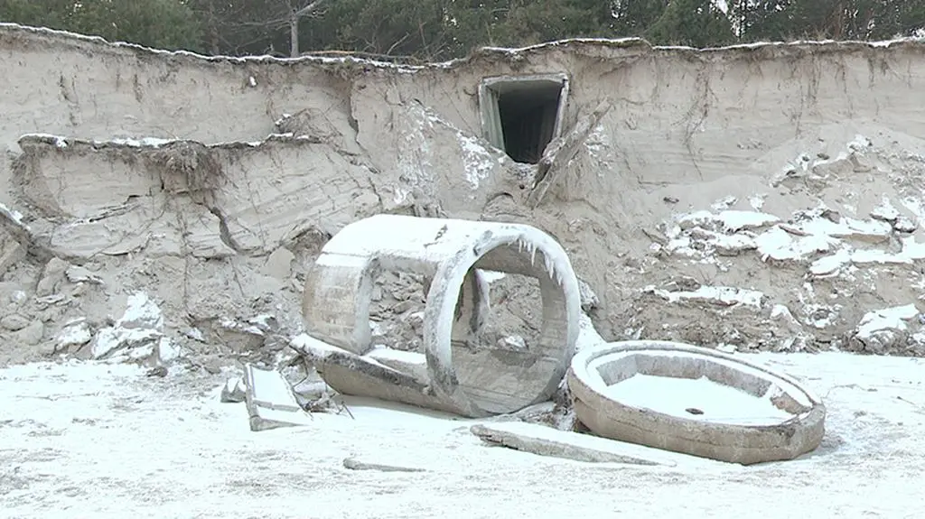 10.01.2017 | Sztorm na Bałtyku odsłonił wejście do starego bunkru na Półwyspie Helskim