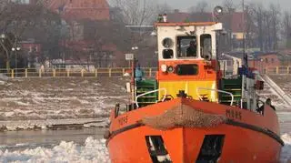 Lodołamacze kruszą lód w ujściu Wisły