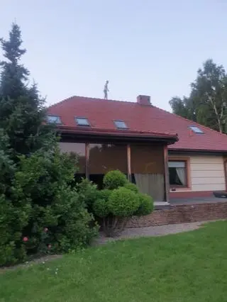 Mężczyzna ukrył się na dachu
