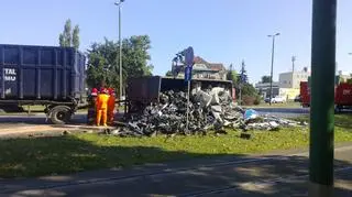 Złom rozsypał się na pobocze