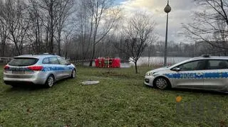 Konin. Strażacy wyłowili ze stawu zwłoki mężczyzny
