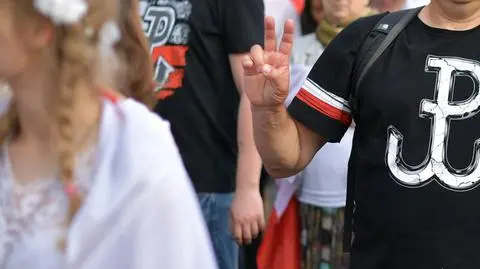 Na flagach tatuażach i obok falangi. Powstańcy protestują: znak Polski Walczącej jest niemal świętością