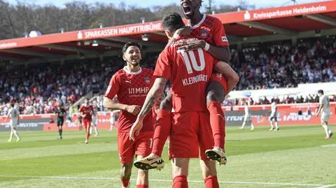 Bayern prowadził 2:0 i przegrał z beniaminkiem. Bayer krok od tytułu