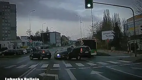 Na skrzyżowaniu jaguar zderzył się ze skodą. Biegły oceni, co się tam wydarzyło i kto jest winny. Nagranie