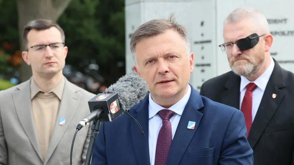 Mateusz Piskorski (w środku)