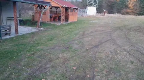 Zniszczone boisko, policja szuka świadków. "Ktoś ewidentnie urządził sobie drift"