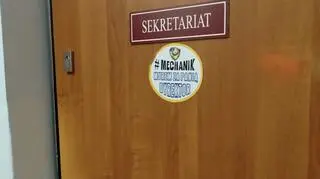 Takie nalepki pojawiły się w całej szkole. Są też noszone przez uczniów i nauczycieli