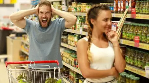 "Kupujemy emocjami już nie tylko luksusowe produkty". Jak wpływają na nas "wojny" dyskontów?