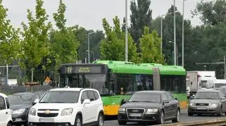Autobusy "za tramwaj" stoją w korkach