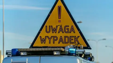Zderzenie busa z autem osobowym. Jeden kierowca nie żyje, drugi w szpitalu