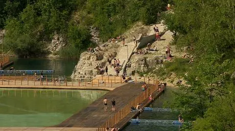 Tłumy na zamkniętym Zakrzówku. Plażowicze wypoczywają na placu budowy