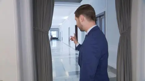 Radomir Wit oprowadza po Sejmie. "Przejścia nie ma"