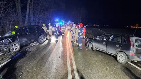 Czołowo zderzyły się dwa samochody, wśród rannych są dzieci