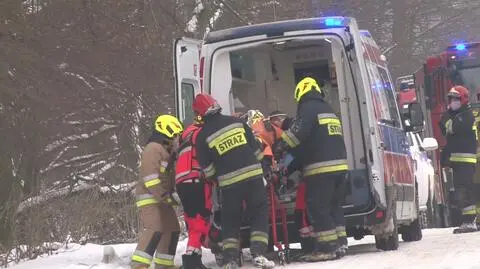 Drzewo przygniotło drwala. Uwolnili go strażacy