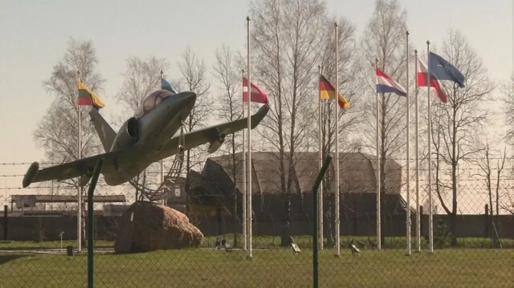 Przejęcie w 2017 roku misji Baltic Air Policing przez polskie siły powietrzne (wideo z bazy na Litwie w 2017 roku)