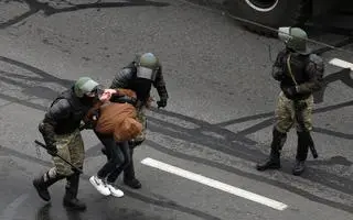 Uczestnik protestu zatrzymany przez milicję