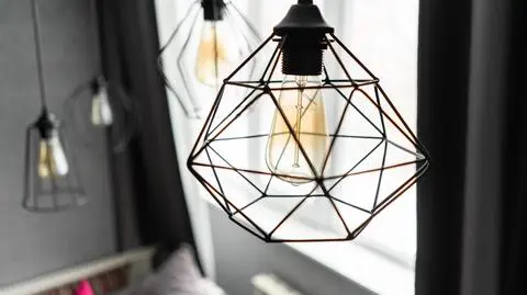 lampa swiatlo dom pokoj shutterstock_1290309766