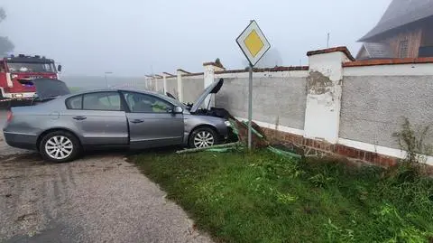 We mgle uderzył w betonowy płot cmentarza, pięć osób trafiło do szpitali